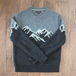 Banana Republic Mens Gray and Black Mountain Pattern Sweater